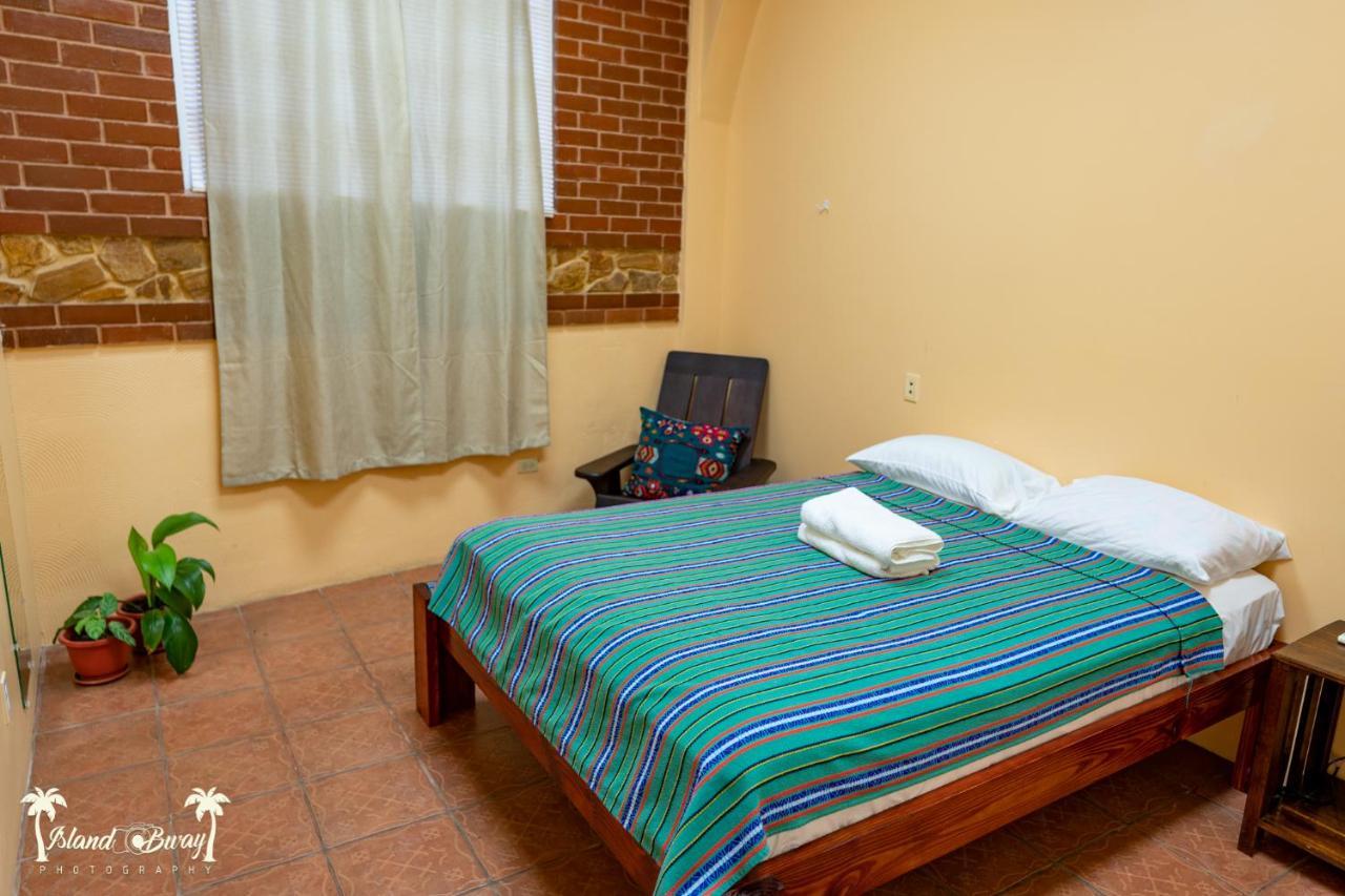 Yellow Belly Backpackers San Ignacio Exterior foto